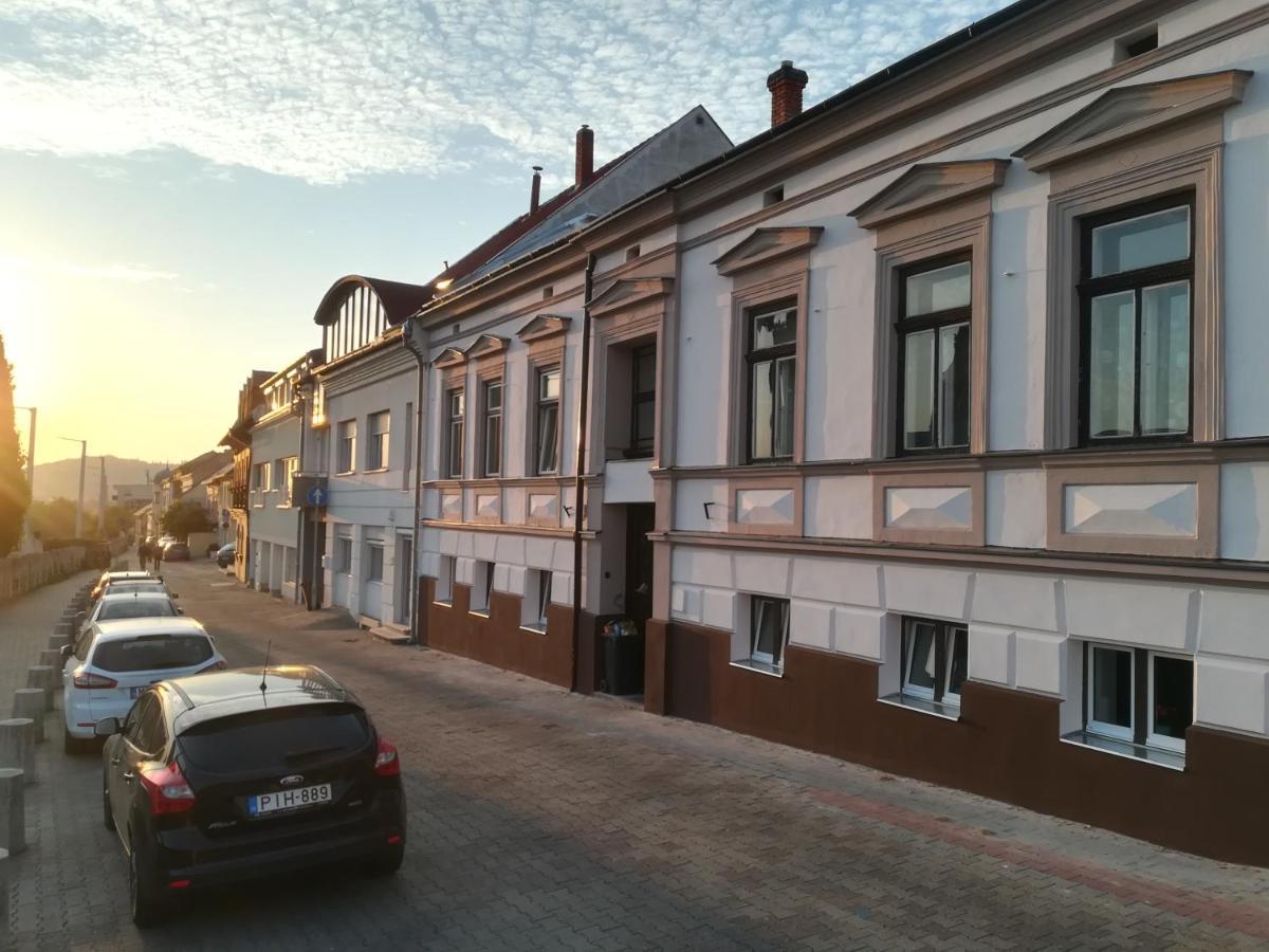 Aradi Apartman Печ Екстер'єр фото